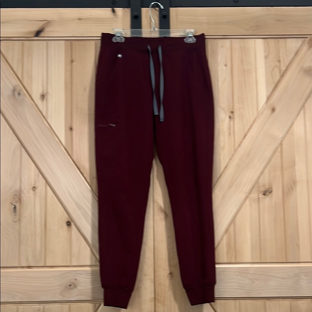 Figs Maroon Cargo Jogger Scrub Pants. Women’s small.